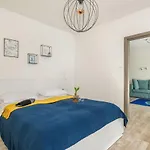 Apartment Five Seas With Parking & Swimming Pool By Renters *