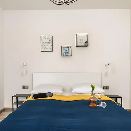 Five Seas With Parking & Swimming Pool By Renters 아파트 *