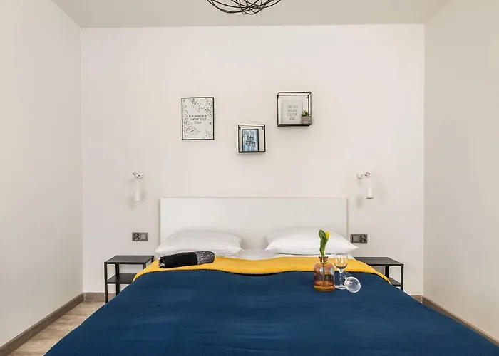 Five Seas With Parking & Swimming Pool By Renters Lägenhet *